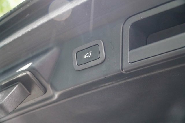 Land Rover Range Rover Velar 2L R-dynamic S White #54