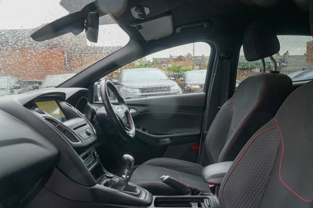 Ford Focus 2018 1.0T Ecoboost St-line X Hatchback White #2