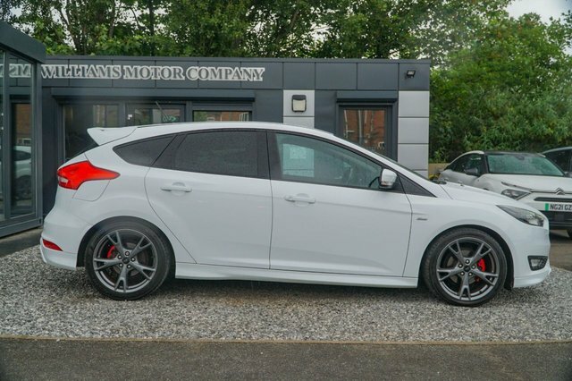 Ford Focus 2018 1.0T Ecoboost St-line X Hatchback White #6