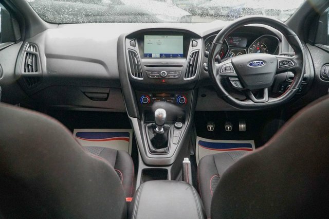 Ford Focus 2018 1.0T Ecoboost St-line X Hatchback White #4