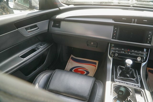 Jaguar XF 3.0D V6 Portfolio Blue #40
