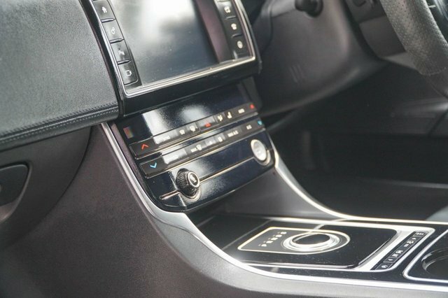 Jaguar XE 2.0 Gtdi Prestige 197 Bhp Black #26