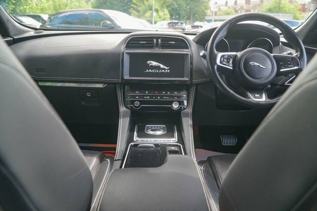 Jaguar F-Pace 2019 2.0 D180 R-sport Suv Awd Euro Black #4