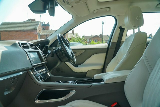 Jaguar F-Pace 2017 2.0 D180 Portfolio Suv Awd Eu Red #2