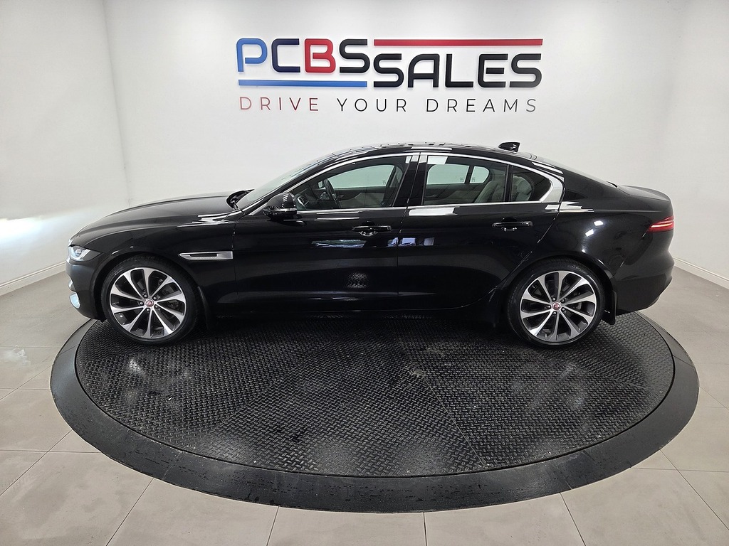 Jaguar XE 2.0D Se Red #17