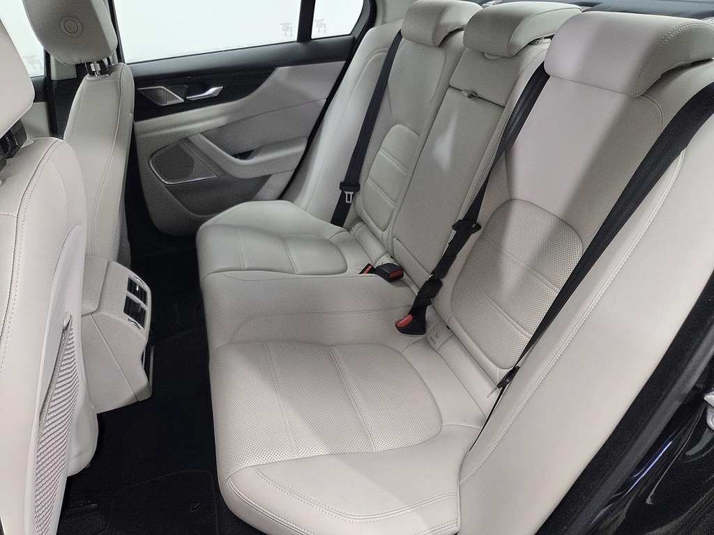 Jaguar XE 2.0D Se Red #13