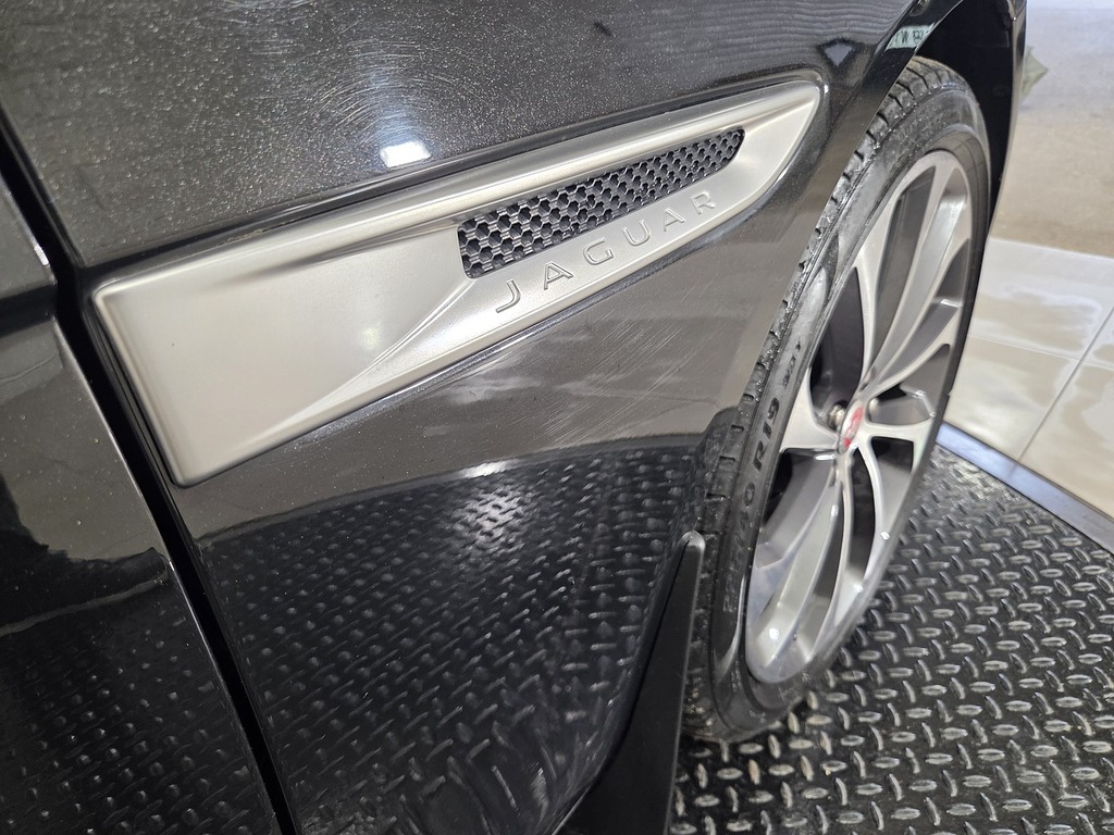 Jaguar XE 2.0D Se Red #32