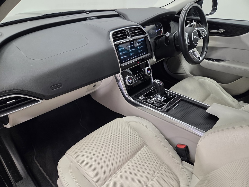 Jaguar XE 2.0D Se Red #9