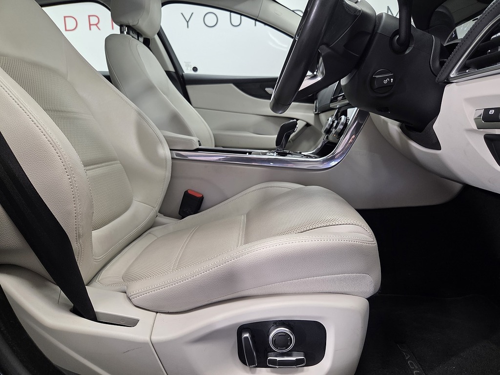 Jaguar XE 2.0 P250i S Saloon Euro 6 Ss 2 Black #3