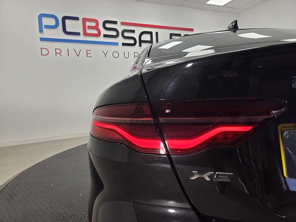 Jaguar XE 2.0D Se Red #33