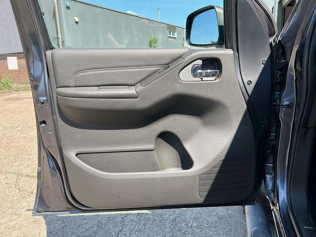 Nissan Navara Tekna Black #24