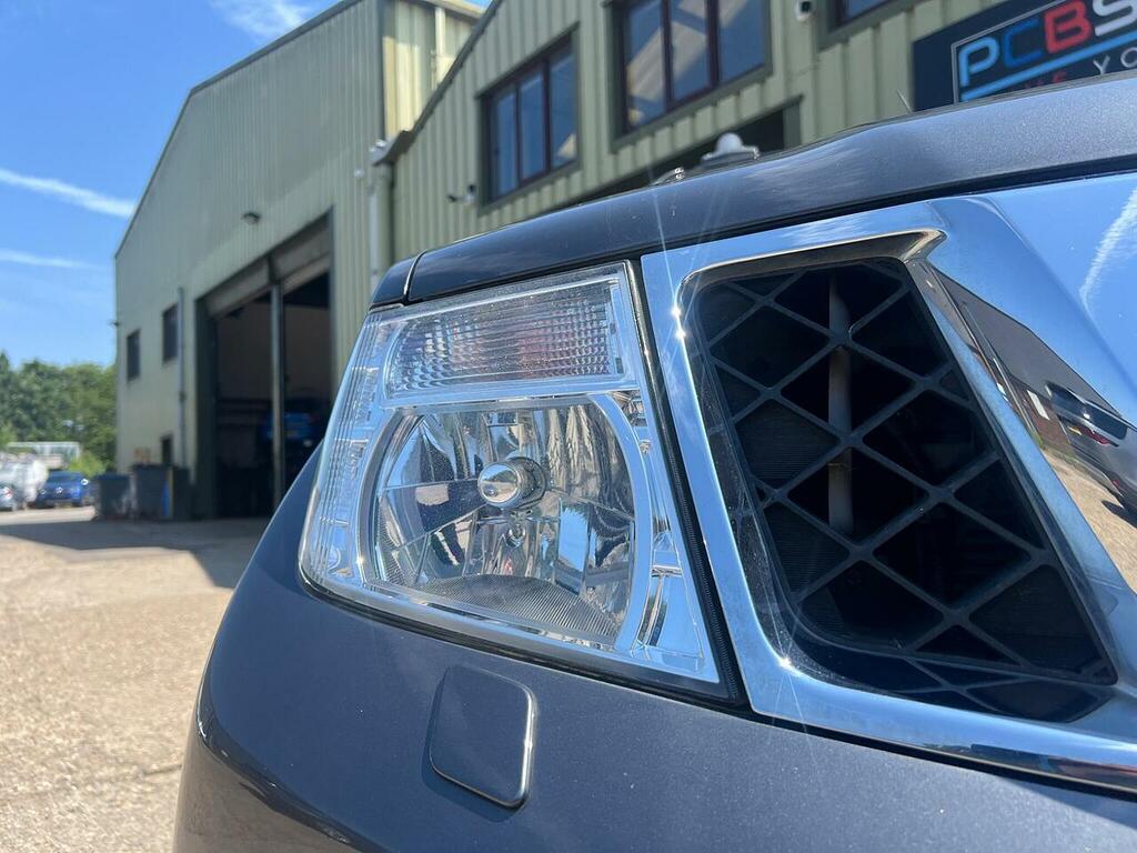 Nissan Navara Tekna Black #27