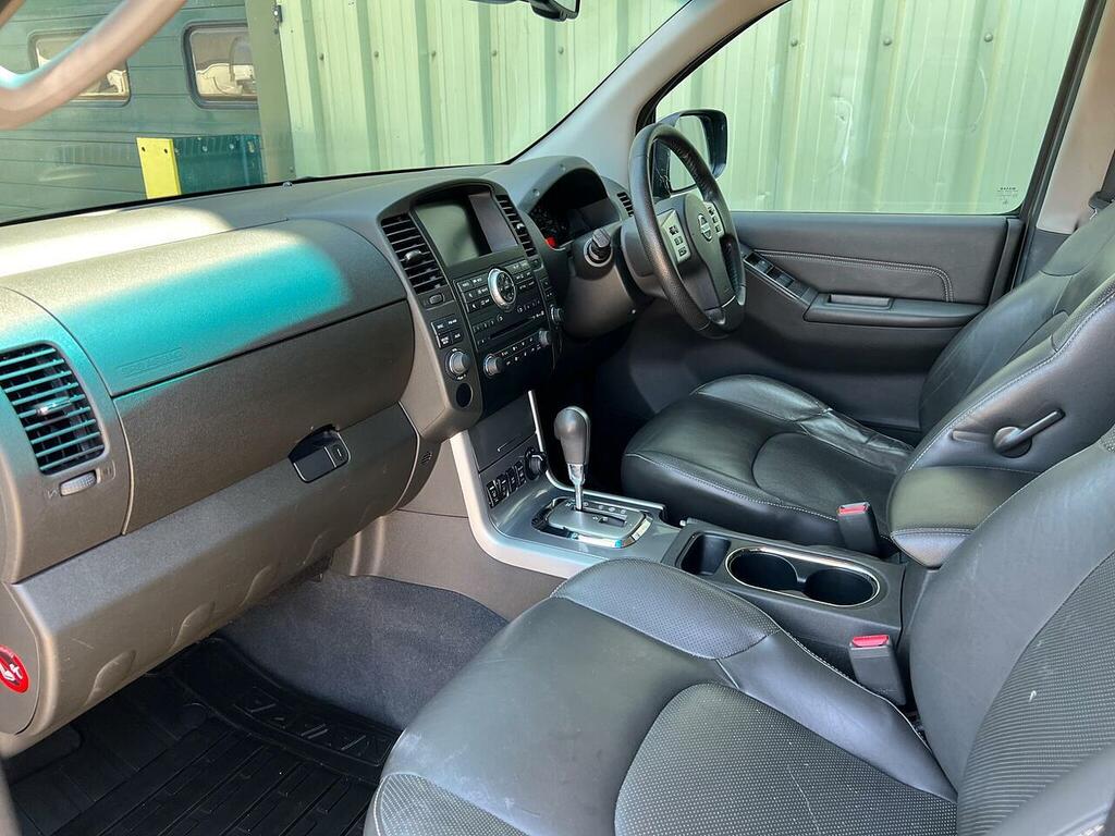 Nissan Navara Tekna Black #16