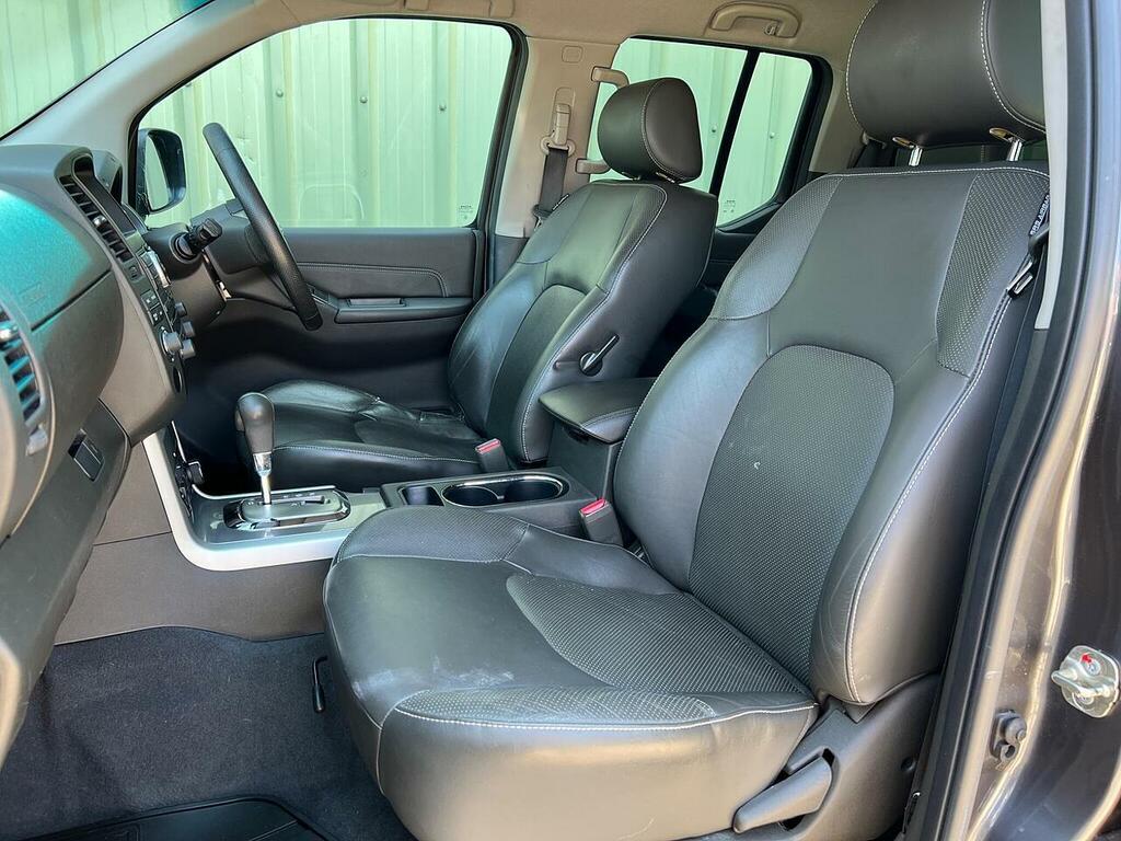 Nissan Navara Tekna Black #18