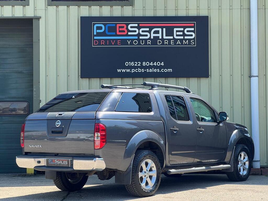 Nissan Navara Tekna Black #8