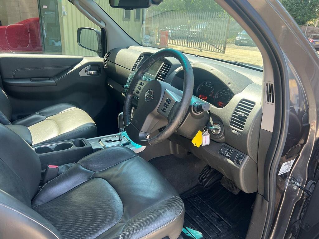Nissan Navara Tekna Black #9