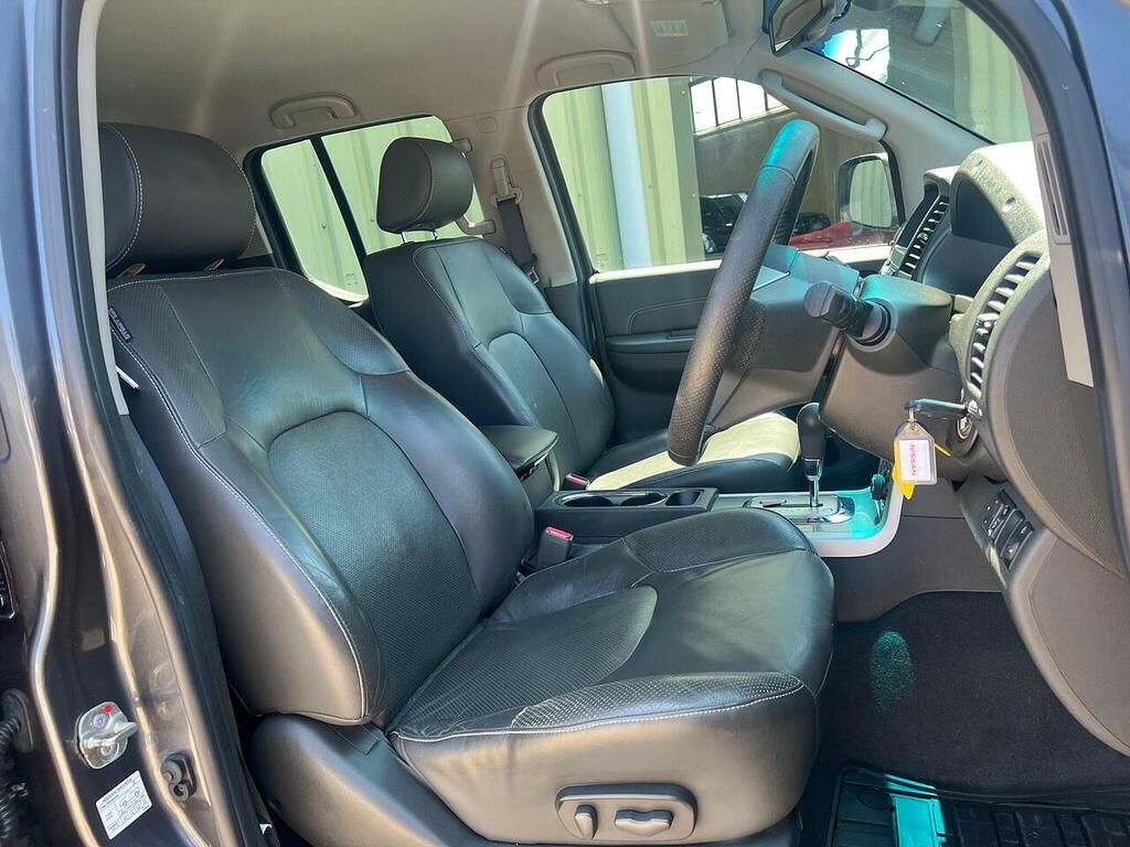 Nissan Navara Tekna Black #10