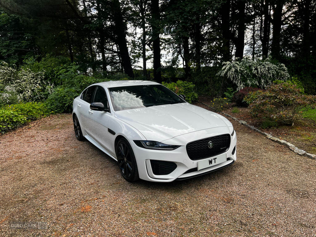 Jaguar XE 2.0 D200 R-dynamic Hse Black White