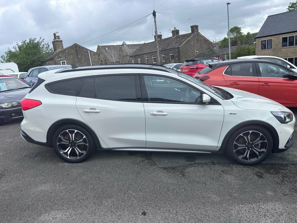 Ford Focus 2L Active X PE69VOY White #4