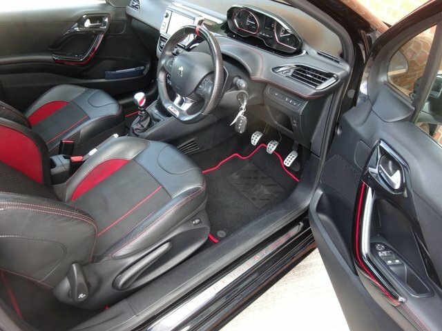 Peugeot 208 1.2 Puretech 82 Black Edition Black #14