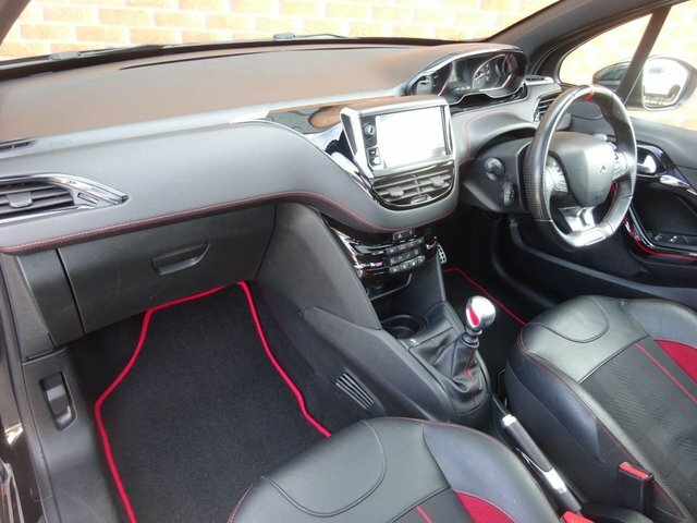 Peugeot 208 1.2 Puretech 82 Black Edition Black #17