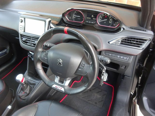 Peugeot 208 1.2 Puretech 82 Black Edition Black #24