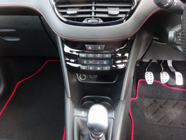 Peugeot 208 1.2 Puretech 82 Black Edition Black #21