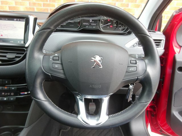 Peugeot 208 1.2 Puretech Allure Premium Red #25