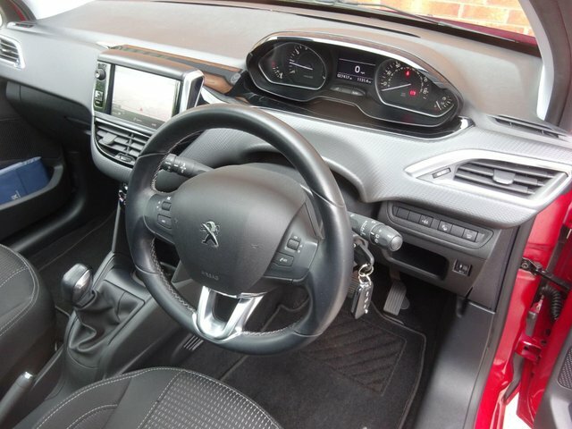 Peugeot 208 1.2 Puretech Allure Premium Red #26