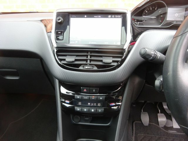 Peugeot 208 1.2 Puretech Allure Premium Red #24