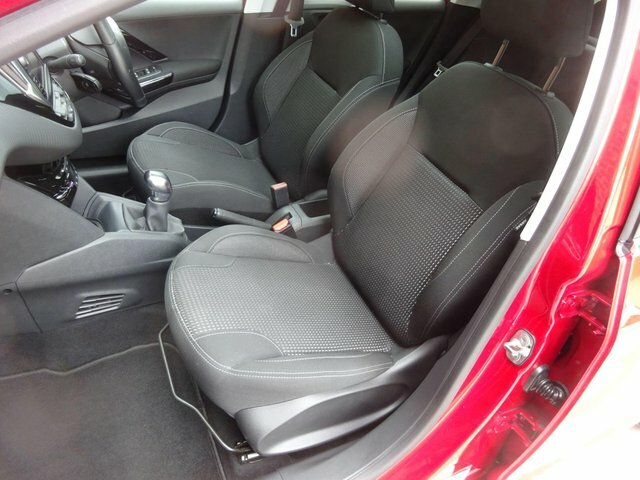 Peugeot 208 1.2 Puretech Allure Premium Red #19