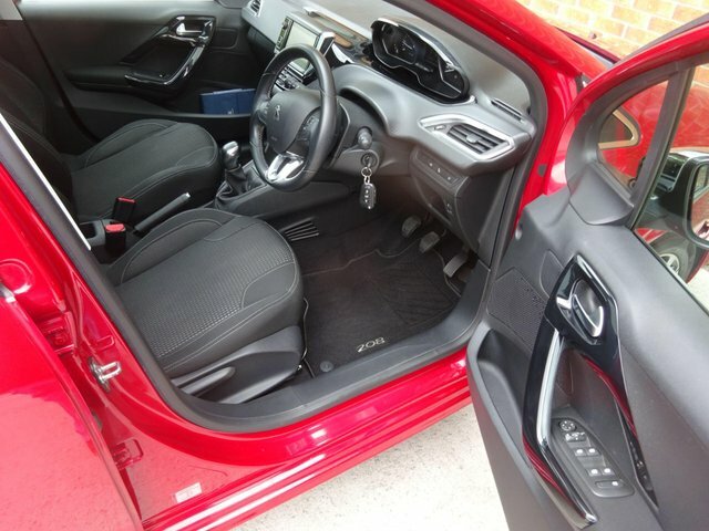 Peugeot 208 1.2 Puretech Allure Premium Red #14