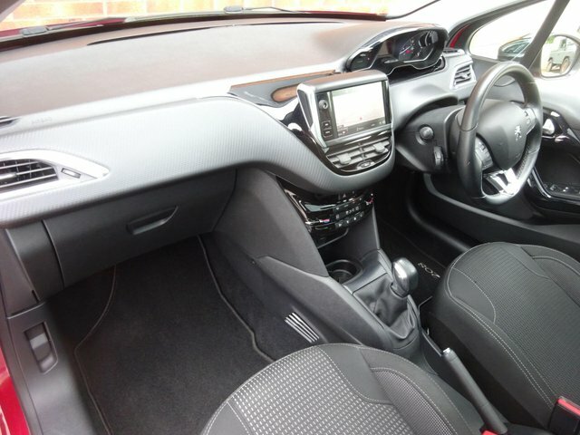 Peugeot 208 1.2 Puretech Allure Premium Red #17