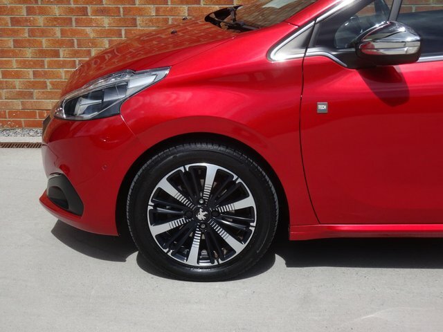 Peugeot 208 1.2 Puretech Allure Premium Red #10