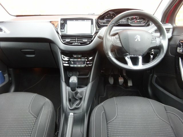 Peugeot 208 1.2 Puretech Allure Premium Red #21