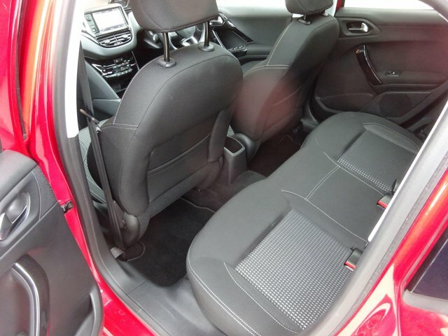 Peugeot 208 1.2 Puretech Allure Premium Red #20