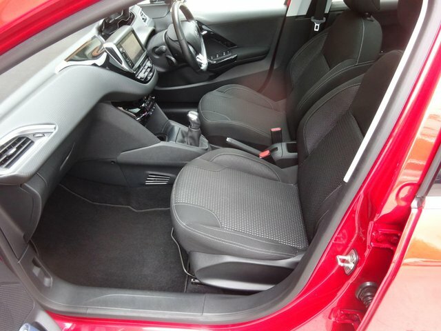 Peugeot 208 1.2 Puretech Allure Premium Red #18