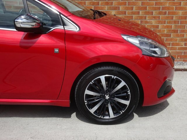 Peugeot 208 1.2 Puretech Allure Premium Red #9
