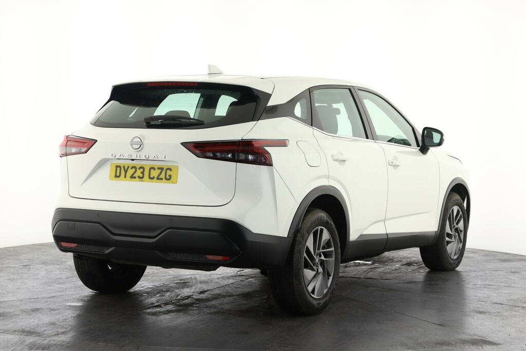 Nissan Qashqai 1.3 Dig-t Mh 158 Acenta Premium Xtronic DY23CZG White #3