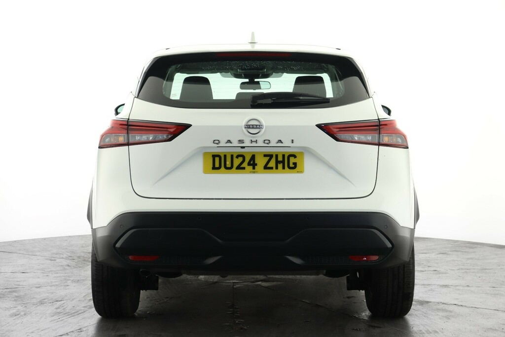 Nissan Qashqai 1.3 Dig-t Mh Acenta Premium DU24ZHG White #2