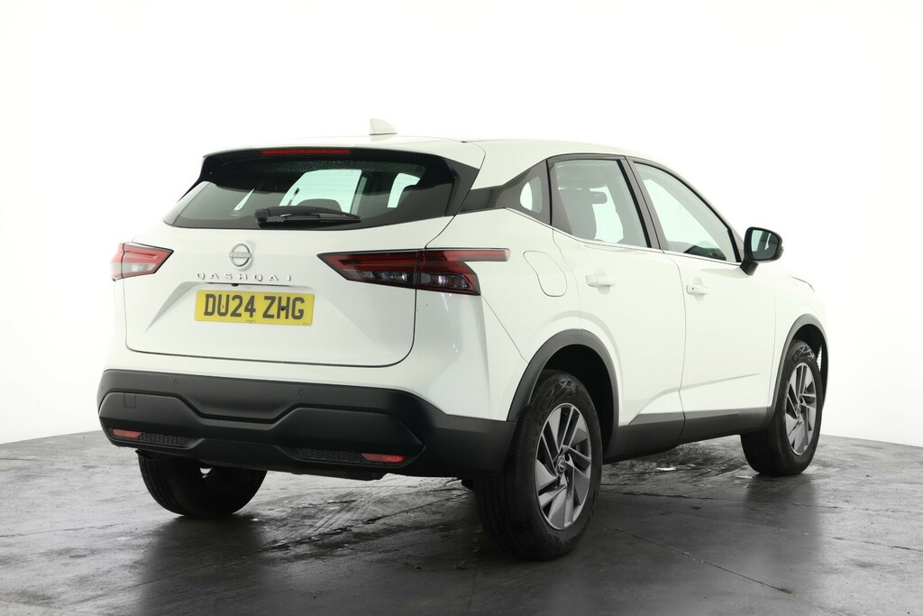 Nissan Qashqai 1.3 Dig-t Mh Acenta Premium DU24ZHG White #3