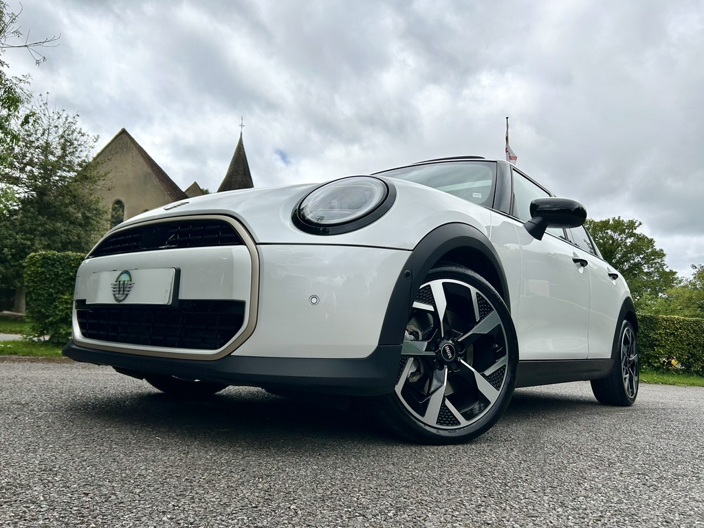 Mini Hatch 1.5C Exclusive Hatchback Steptronic Eur  #2