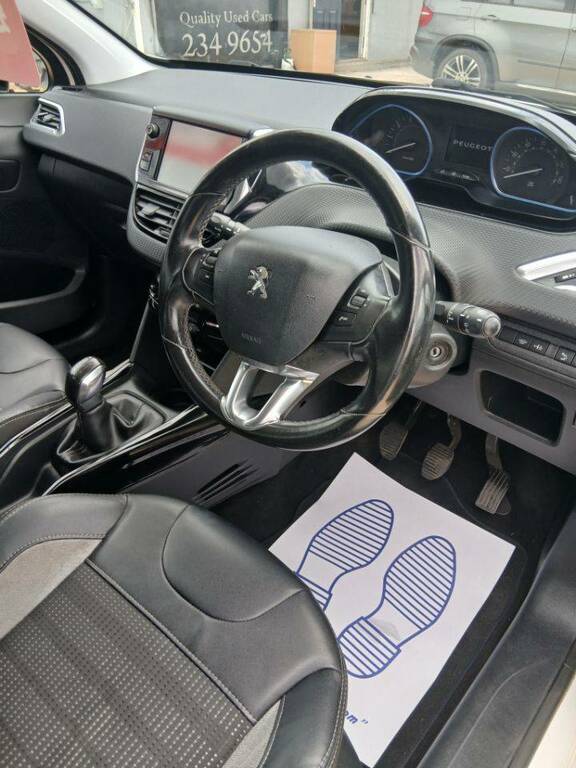 Peugeot 2008 1.2 Puretech Allure White #6