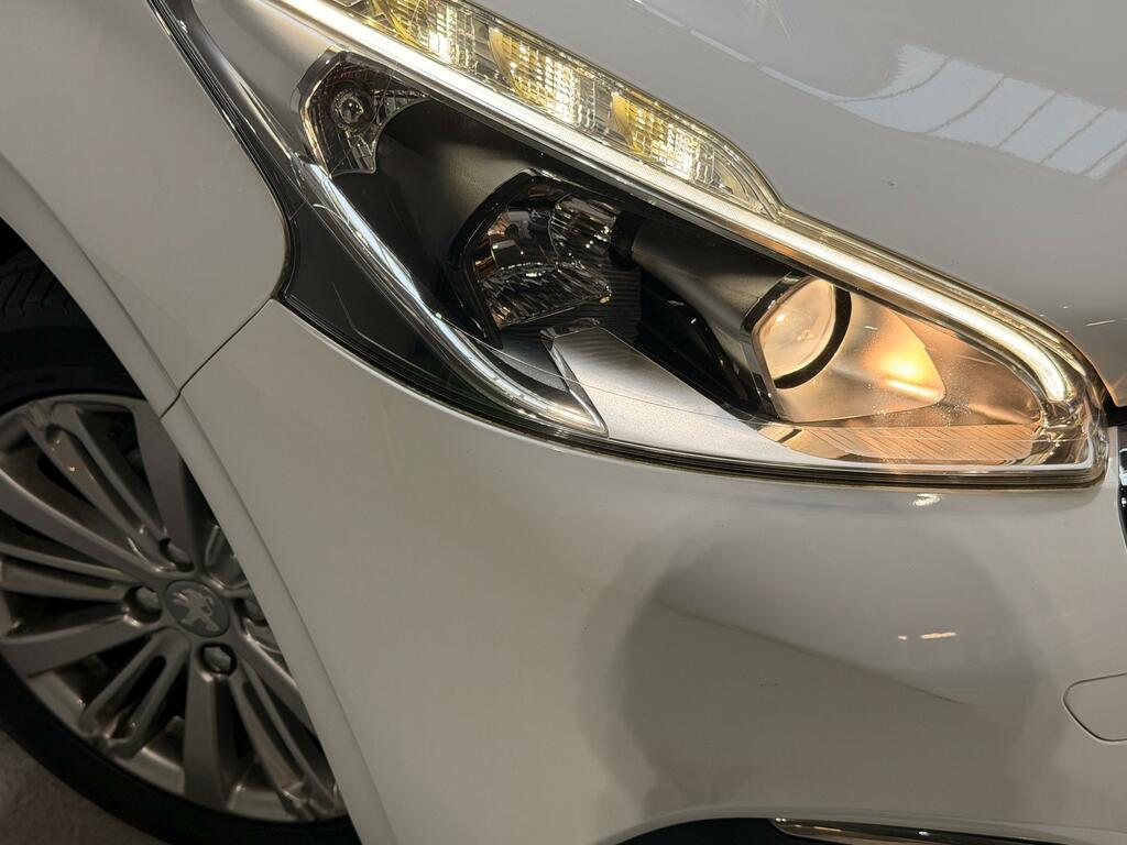 Peugeot 208 1.2 Puretech Allure Hatchback Eu DE67WSX White #2
