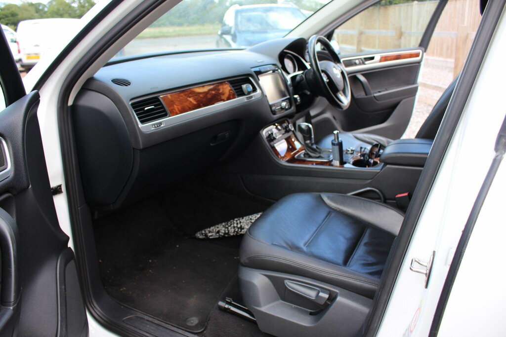 Volkswagen Touareg Se White #4
