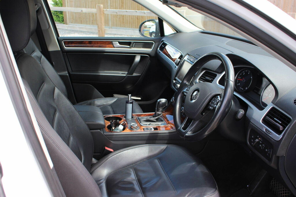 Volkswagen Touareg Se White #2
