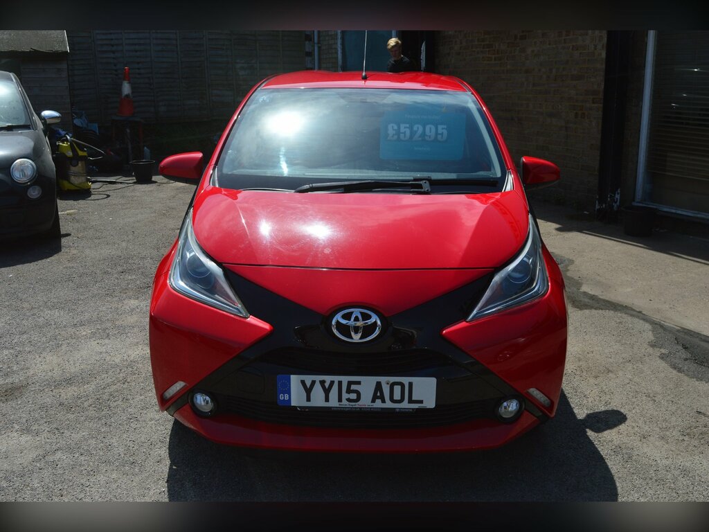 Toyota Aygo 1.0 Vvt-i X-pression Hatchback E YY15AOL Red #2