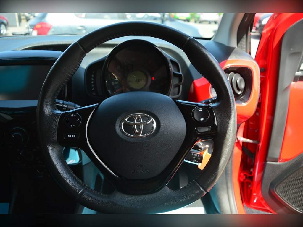 Toyota Aygo 1.0 Vvt-i X-pression Hatchback E YY15AOL Red #3