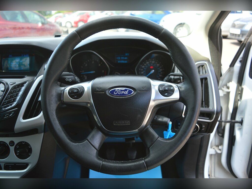 Ford Focus 1.6 Tdci Zetec Hatchback Euro 5 SM13JRZ White #6