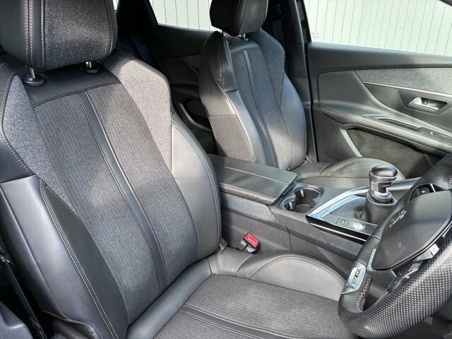 Peugeot 3008 1.2 Puretech Active Red #38